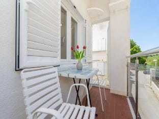 Apartments  Rooms Barisic-Comfort One Bedroom Apartment with Balcony and Garden View Apt Preko-5 Hotel in Srebreno