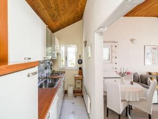 Indys Beach Apartments -Two Bedroom Apartment with Balcony and Sea View Hotel in Dubrovnik-Neretva County