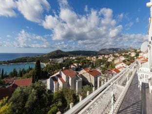 Apartments Villa Enzian - Comfort Two Bedroom Apartment with Balcony and Sea View Hotel in Mlini