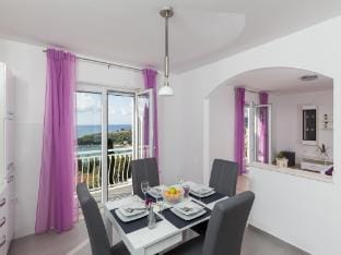 Apartments Villa Enzian - Comfort Two Bedroom Apartment with Balcony and Sea View Hotel in Mlini