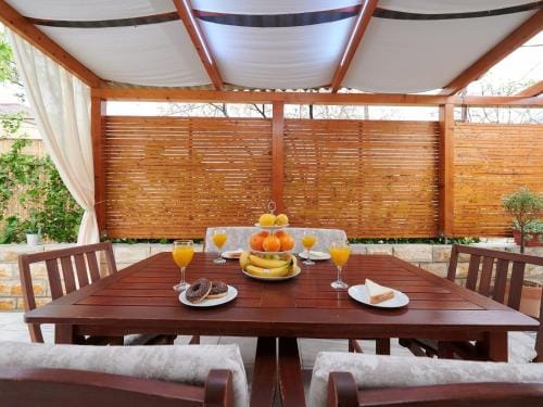 Apartment Boris ST - Two Bedroom Apartment with Terrace and Jacuzzi Hotel in Trogir
