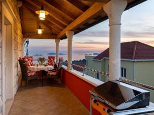 Apartments Subrenum - Comfort Two Bedroom Apartment with Terrace and Sea View A2 Hotel in Mlini