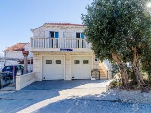 Apartments Subrenum - Comfort Two Bedroom Apartment with Terrace and Sea View A2 Hotel in Mlini