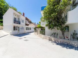 Apartments  Rooms Barisic - Studio Apartment with Balcony and City View Second Floor Apt 14 Hotel in Srebreno