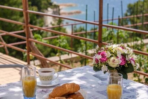 Rooms Sani - Double Room with Terrace and Sea View S1 Hotel in Brela