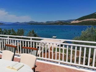 Holiday Home Blue Dream - Two Bedroom Apartment with Terrace and Sea View A1 Hotel in Putniković