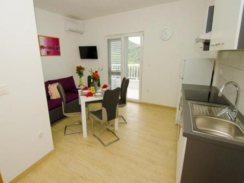 Apartments Vesela - One Bedroom Apartment with Balcony and Sea View Hotel in Dubrovnik-Neretva County