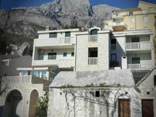 Apartments Villa Angela - Studio Apartment with Terrace and Sea View Angela Hotel in Baška Voda