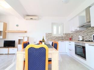 Apartments Radojkovic Lumbarda - Comfort Two Bedroom Apartment with Terrace and Sea View A2 Hotel in Dubrovnik-Neretva County
