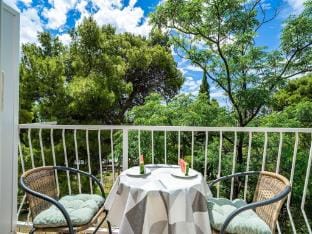 Apartment  Rooms Papa - Premium Double or Twin Room with Balcony and Partial Sea View Soba 2 Hotel in Srebreno