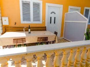 Apartments Ivana TR-Two Bedroom Apartment with Terrace A1 Hotel in Trogir