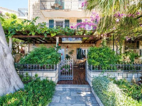 Apartment Villa Palma- Two Bedroom Apartment with Terrace and Sea View  Apartman 4 Hotel in Mlini