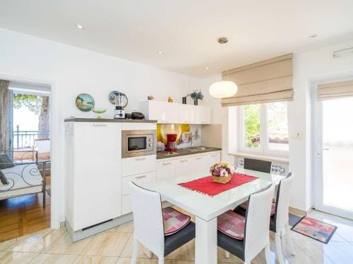 Apartment Villa Palma- Two Bedroom Apartment with Terrace and Sea View  Apartman 4 Hotel in Mlini
