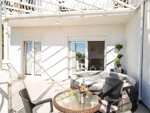 Apartments Blazevic - Comfort Two Bedroom Apt with Hot Tub and Sea View Hotel in Mlini