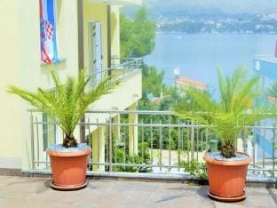 Apartments Villa Moonlight - One Bedroom Apartment with Sea View Balcony and Terrace Sandra Hotel in Okrug Gornji