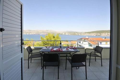 Apartments Villa Moonlight - Two Bedroom Apartment with Sea View Balcony and Terrace Delux Hotel in Okrug Gornji