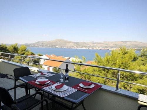 Apartments Villa Moonlight - Two Bedroom Apartment with Sea View Balcony and Terrace Delux Hotel in Okrug Gornji