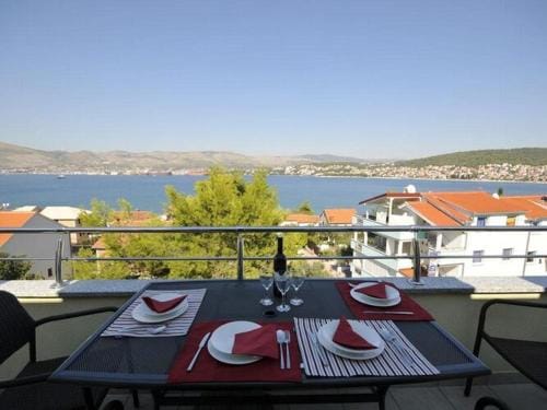 Apartments Villa Moonlight - Two Bedroom Apartment with Sea View Balcony and Terrace Delux Hotel in Okrug Gornji