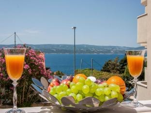 Apartment Brajki-Three Bedroom Apartment with Balcony and Sea View Hotel in Split-Dalmatia County