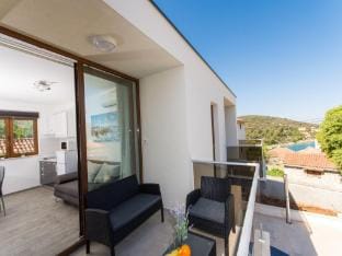 Villa LA-Comfort One Bedroom Apartment with Sea View Terrace 1 Hotel in Split-Dalmatia County