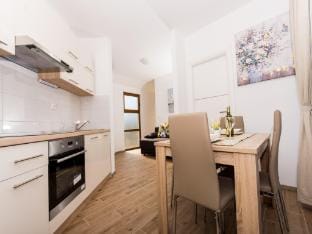 Villa LA-Comfort One Bedroom Apartment with Sea View Terrace 1 Hotel in Split-Dalmatia County