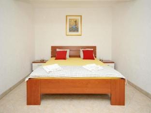 Apartments Villa Moonlight - One Bedroom Apartment with Large Terrace Classic Hotel in Okrug Gornji