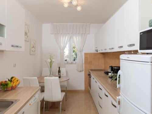 room apartment with hot tub Hotel in Mlini