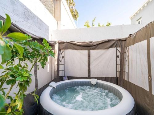 room apartment with hot tub Hotel in Mlini