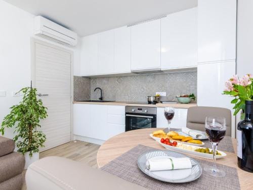 Apartments Lazarin - One Bedroom Apartment with Balcony and Sea View 2 Mali Hotel in Dubrovnik