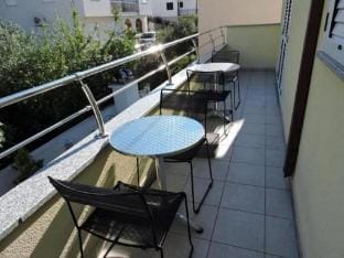 Apartments Villa Moonlight - Standard One Bedroom Apartment with Balcony Alice Hotel in Okrug Gornji