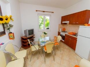 Apartments Ivana TR - One Bedroom Apartment with Terrace A3 Hotel in Trogir