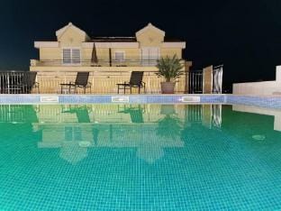 Apartments Villa Moonlight - Two Bedroom Apartment with Sea View TerraceFamily Hotel in Okrug Gornji