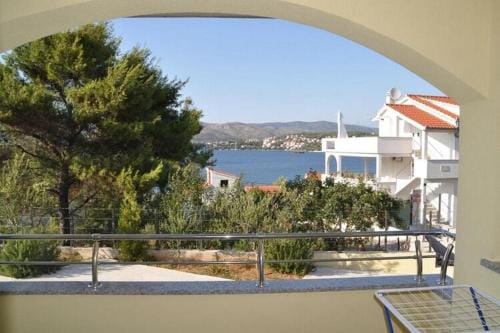 Apartments Villa Moonlight - Two Bedroom Apartment with Sea View TerraceFamily Hotel in Okrug Gornji