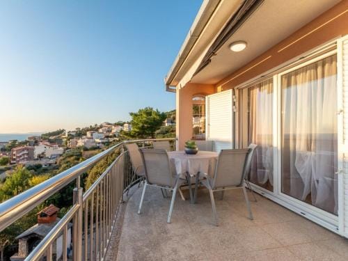 Apartments Palma - Two Bedroom Apartment with Balcony and Sea View   Veliki Hotel in Split-Dalmatia County