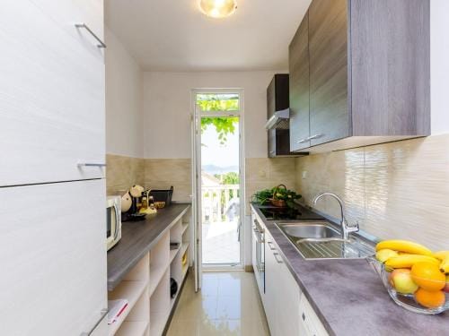 Apartment   Rooms Mazdin - One Bedroom Apartment with Balcony and Sea View Hotel in Dubrovnik-Neretva County