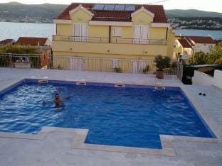 Apartments Villa Moonlight - One Bedroom Apartment with Sea View Terrace and Balcony Mia Hotel in Okrug Gornji