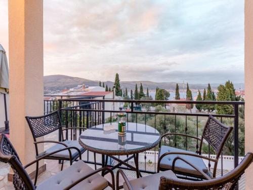 Apartments Villa Kameja - Two Bedroom Apartment with Terrace and Sea View Crni Hotel in Šibenik-Knin County, Croatia