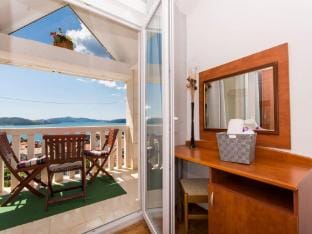 Villa Stil - Two Bedroom Apartment with Balcony and Sea View 203 President Hotel in Okrug Gornji