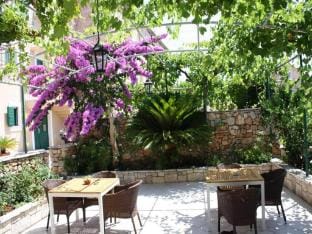 Apartments Paloc - Standard One-bedroom Apartment with Balcony Zuti Hotel in Bol