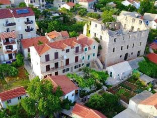 Apartments Paloc - Standard One-bedroom Apartment with Balcony Zuti Hotel in Bol