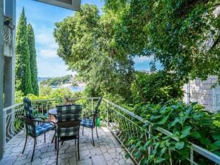 Apartments  Rooms Mara  Petrunjela - One Bedroom Apartment with Terrace and Sea View Hotel in Cavtat