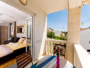 Villa Stil - One Bedroom Apartment with Balcony and Sea View 104 Luxsor Hotel in Okrug Gornji