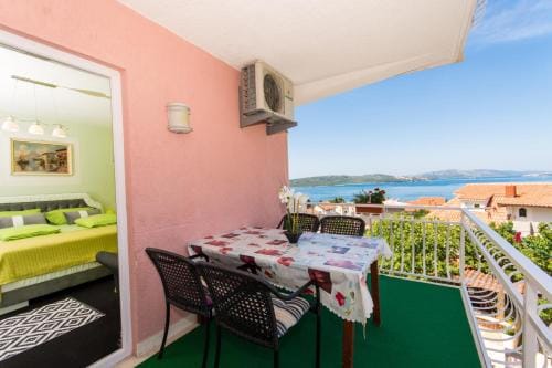 Villa Stil -  One Bedroom Apartment with Balcony and Sea View 102 Hotel in Okrug Gornji