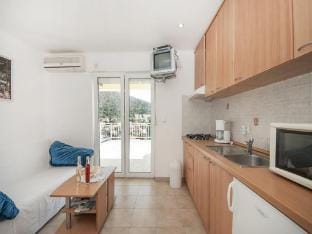 Berties Lodge - Two Bedroom Apartment with Terrace and Sea ViewA1 Hotel in Dubrovnik-Neretva County