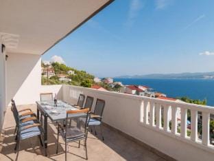 Apartment Stipic Omis - Three Bedroom Apartment with Terrace Hotel in Split-Dalmatia County