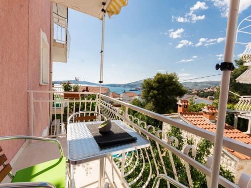 Villa Stil - Studio Apartment with Balcony and Sea View 101 Hotel in Okrug Gornji
