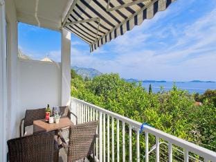 Apartments Grljevic - Studio Apartment with Sea View and Balcony A2 Hotel in Mlini