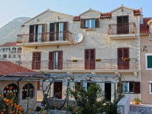 Apartments Paloc - Bungalow with Garden view Hotel in Bol