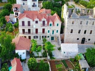 Apartments Paloc - Bungalow with Garden view Hotel in Bol