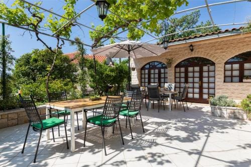 Apartments Paloc - Bungalow with Garden view Hotel in Bol